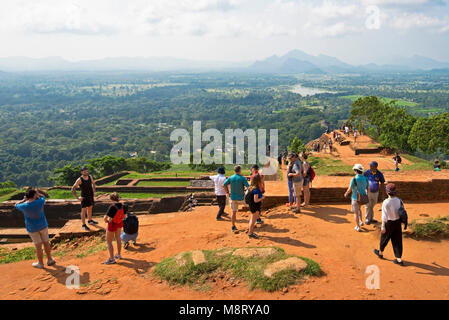 Ein Blick auf die Touristen auf der Oberseite von Sigiriya in der Ansicht oder die Bilder Fotos an einem sonnigen Tag. Stockfoto