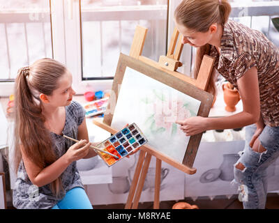 Künstler malen auf staffelei im Studio. Authentische Kinder malt. Stockfoto
