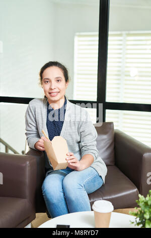 Büroangestellter auf Mittagspause Stockfoto