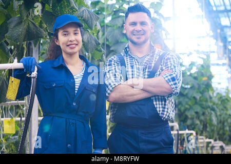 Glückliche Arbeiter posiert in moderne Plantage Stockfoto