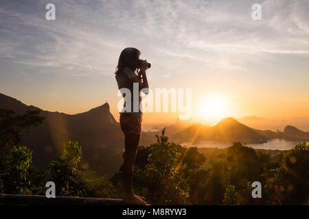 Mädchen, die Bilder von Sunrise in Vista Chinesa, Rio de Janeiro, Brasilien Stockfoto