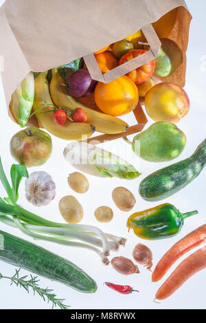 Gemüse in Grocery bag auf einem weißen Hintergrund. Stockfoto