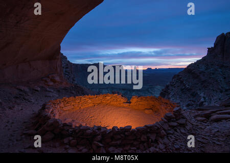 Die Ruinen von False Kiva bei Sonnenuntergang im Canyonlands National Park, Utah. Stockfoto