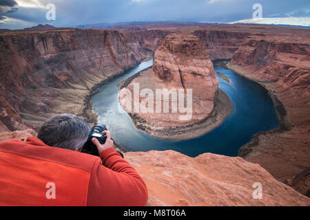 Der Colorado River fließt durch Horseshoe Bend in der Nähe von Page, Arizona. Stockfoto