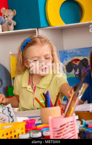 Kleine Schüler-Kinder malen im Kunst-Schule-Klasse. Stockfoto