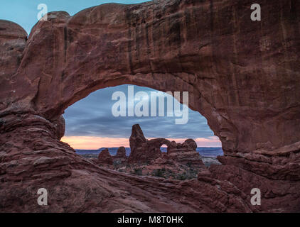 Turret Arch gesehen über Windows Arch im Arches National Park, Utah. Stockfoto