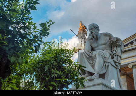 Klassische Statue des Sokrates von einer Seite mit Athena Statue oben Stockfoto