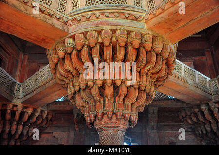 Innenraum der Diwan-I-Khas (Halle des privaten Publikums), Fatehpur Sikri in Delhi, Indien. Eine der am besten erhaltenen Beispiele der Mughal Architektur Stockfoto