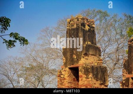 Abschnitt der zerstörten Festung Mauern von Fatehpur Sikri, der Mughal Kapital, die abgebrochen wurde. Bröckelnden Sandstein Türme gegen den blauen Himmel ab Stockfoto