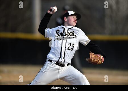 Krug eine erste Inning Pitch zu einem wartenden Teig während einer frühen Jahreszeit High School Baseball Spiel. USA, Stockfoto