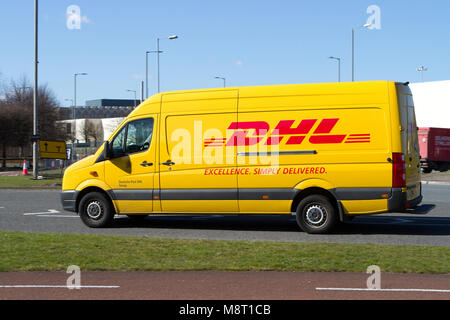 Dhl express Parcel Delivery van Kurier Paket Pakete Transport Stockfoto