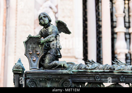 Bronze Skulptur eines Engels am Eingang von Colleoni Kapelle oder Capella Colleoni Kirche in Bergamo, Italien Stockfoto