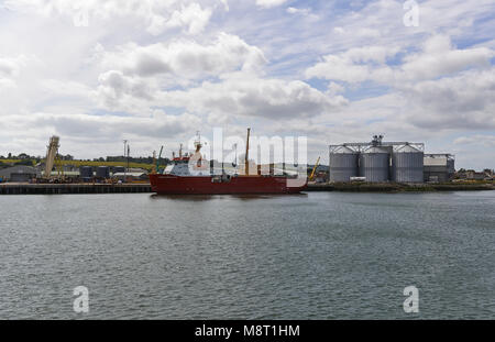 Die RRS Ernest Shackleton, ein Polarforschungsschiff betrieben von GC Rieber im Namen der British Antarctic Survey, neben bei Montrose Harbo günstig Stockfoto