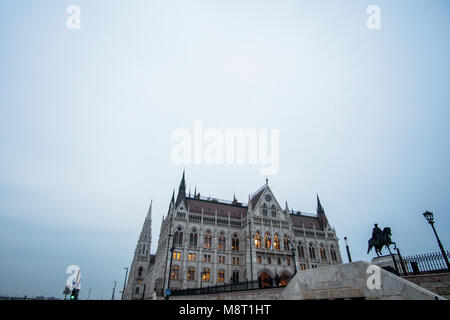 Budapester Parlament Gebäude mit Statue von Graf Gyula Andrássy, der auf dem Pferd Stockfoto