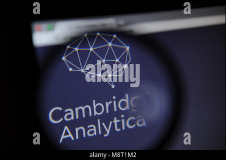 Die Cambridge Analytica website ist durch eine magnifiying Glas gesehen Stockfoto