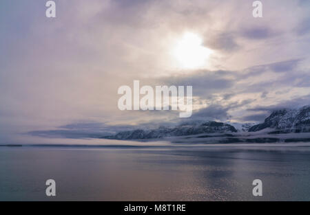 Wolken und Nebel clearing Bergen auf einen ruhigen Abend auf der Chilkat Einlass in der Nähe von Haines, Alaska zu offenbaren. Stockfoto