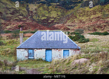 Eine alte verlassene Meer Lachs Angeln Bothy hinter den Dünen auf dem St Cyrus Küste vor der hohen Klippen hinter sich. Stockfoto