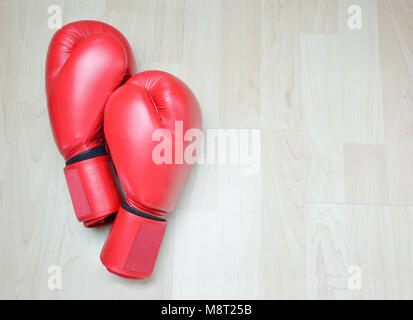 Red Kick Boxing Handschuhe auf Holz- Hintergrund Stockfoto