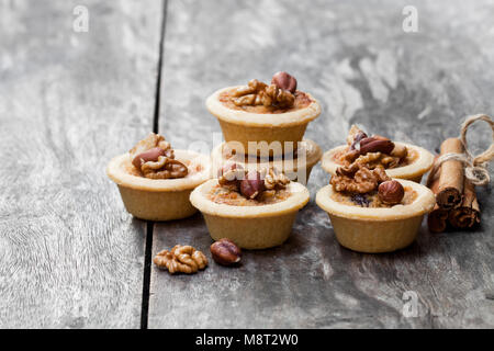 Mini Ingwer und Walnuss Törtchen auf hölzernen Hintergrund Stockfoto