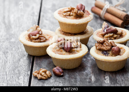 Mini Ingwer und Walnuss Törtchen auf hölzernen Hintergrund Stockfoto