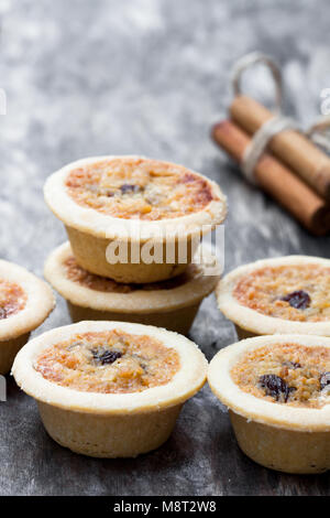 Mini Ingwer und Rosinen Torten auf hölzernen Hintergrund Stockfoto