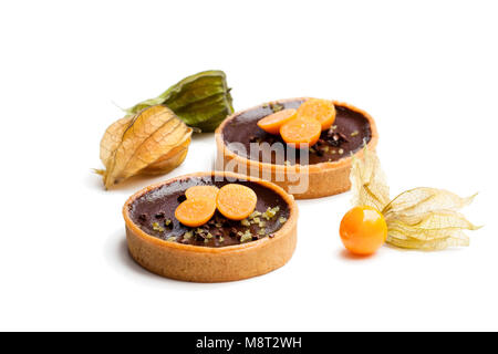 Mini Schokolade Torten mit frischen Physalis isoliert auf weißem Stockfoto