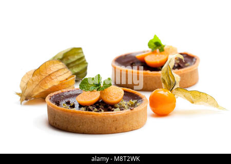 Mini Schokolade Torten mit frischen Physalis isoliert auf weißem Stockfoto