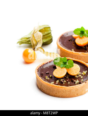 Mini Schokolade Torten mit frischen Physalis isoliert auf weißem Stockfoto