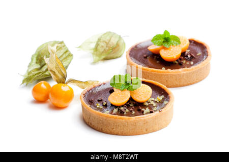 Mini Schokolade Torten mit frischen Physalis isoliert auf weißem Stockfoto