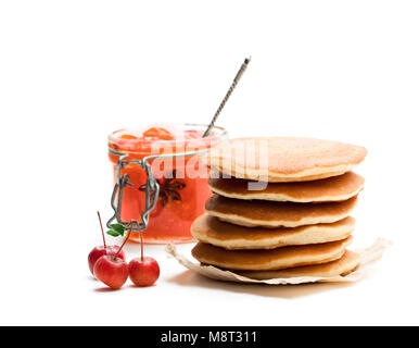 Stapel von Scotch Pfannkuchen mit wilde Äpfel jam isoliert auf weißem Stockfoto