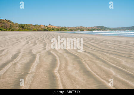 Strand Sand closeup mit verschwommenen Landschaft Hintergrund - Stockfoto
