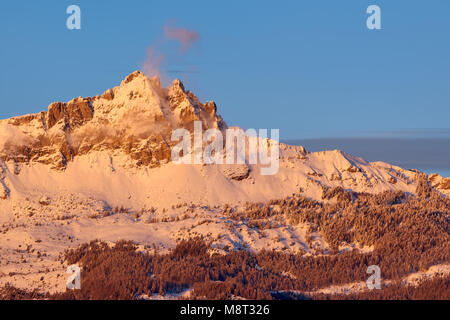 Sonnenuntergang auf Chabrieres Nadeln (Aiguilles de Chabrieres) im Winter. Nationalpark Ecrins, Hautes-Alpes, Französische Alpen, Frankreich Stockfoto