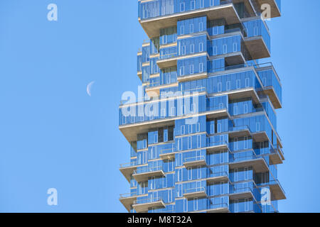 Luxus Gebäude (56 Leonard Street) im Herzen von Tribeca und der zunehmende Mond. Lower Manhattan, New York City Stockfoto