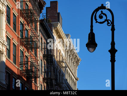 Soho Häuserfassaden mit Gesimse, Feuer und eine Lampe-Post. Manhattan, Soho, New York City Stockfoto