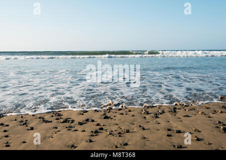 Blick auf den Ozean, Wellen am Strand mit bunten Kieselsteine - Stockfoto