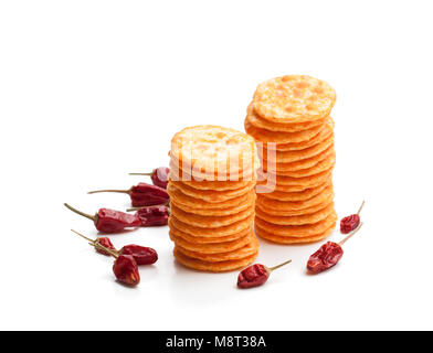 Runde Form Reis Cracker mit Chili isoliert auf weißem Stockfoto