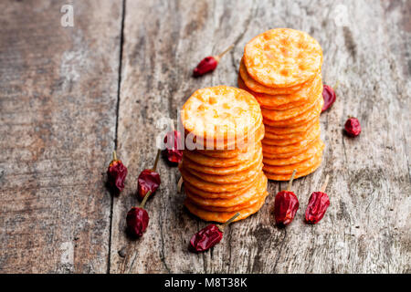 Runde Form Reis Cracker mit Chili auf hölzernen Tisch Stockfoto