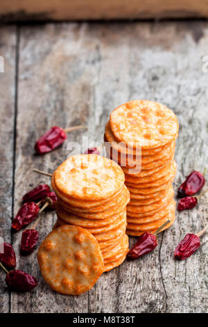 Runde Form Reis Cracker mit Chili auf hölzernen Tisch Stockfoto