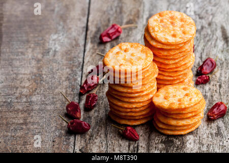 Runde Form Reis Cracker mit Chili auf hölzernen Tisch Stockfoto