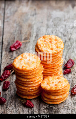 Runde Form Reis Cracker mit Chili auf hölzernen Tisch Stockfoto