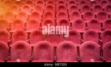 Blick von der Treppe auf Reihen von komfortablen roten Stühle im Theater oder Kino. Kurve der rote Sitze Stockfoto