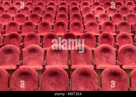 Blick von der Treppe auf Reihen von komfortablen roten Stühle im Theater oder Kino. Kurve der rote Sitze Stockfoto