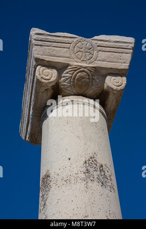 Blick über die römischen Säulen in den Ruinen von Ephesus, Selcuk, Izmir, Türkei, schönen blauen Himmel Stockfoto