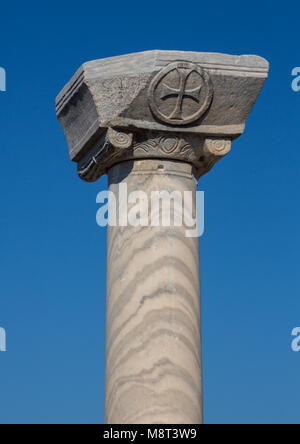 Blick über die römischen Säulen in den Ruinen von Ephesus, Selcuk, Izmir, Türkei, schönen blauen Himmel Stockfoto