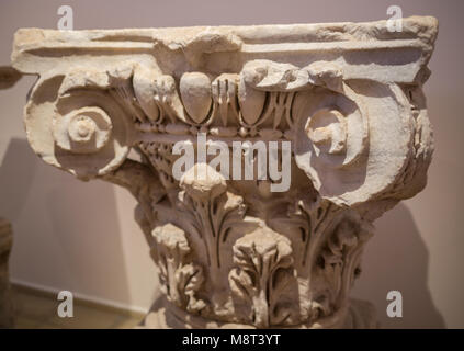 Close-up Schuss des herrlichen kunstvollen Details an den Säulen der Südfassade der St. Pauls Cathedral in London, Vereinigtes Königreich. Stockfoto