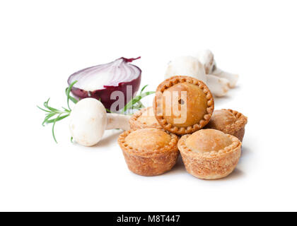 Gruppe von mini Torten mit Pilzen und Zwiebeln isoliert auf weißem Stockfoto