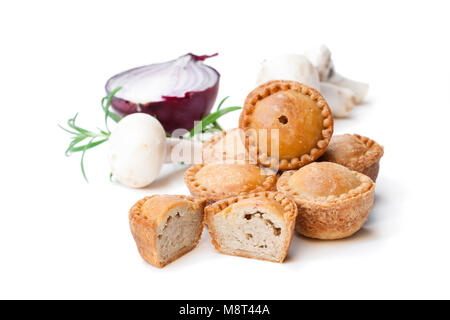 Gruppe von mini Torten mit Pilzen und Zwiebeln isoliert auf weißem Stockfoto