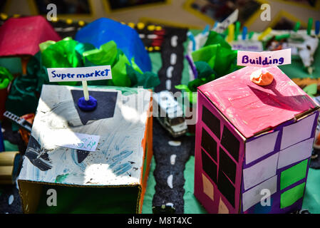 Ein Karton Stadt in einem frühen Kindheit Unterricht gemacht. Ein Supermarkt, Straßen und andere Gebäude gesehen werden kann. Stockfoto