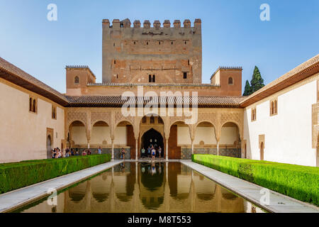 Granada, Spanien - 24. Juni 2016: Allgemeine Ansicht der Generalife Innenhof mit seinen berühmten Brunnen und Garten innerhalb der Alhambra in Granada, Spanien Stockfoto