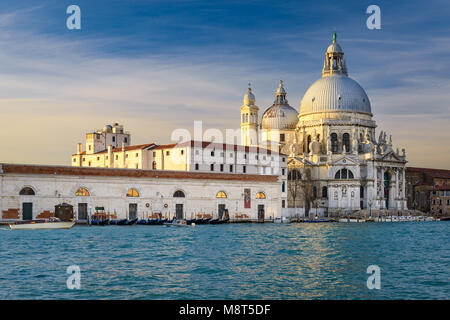 Grand Canal mit Basilika Santa Maria della Salute in Venedig, Italien Stockfoto
